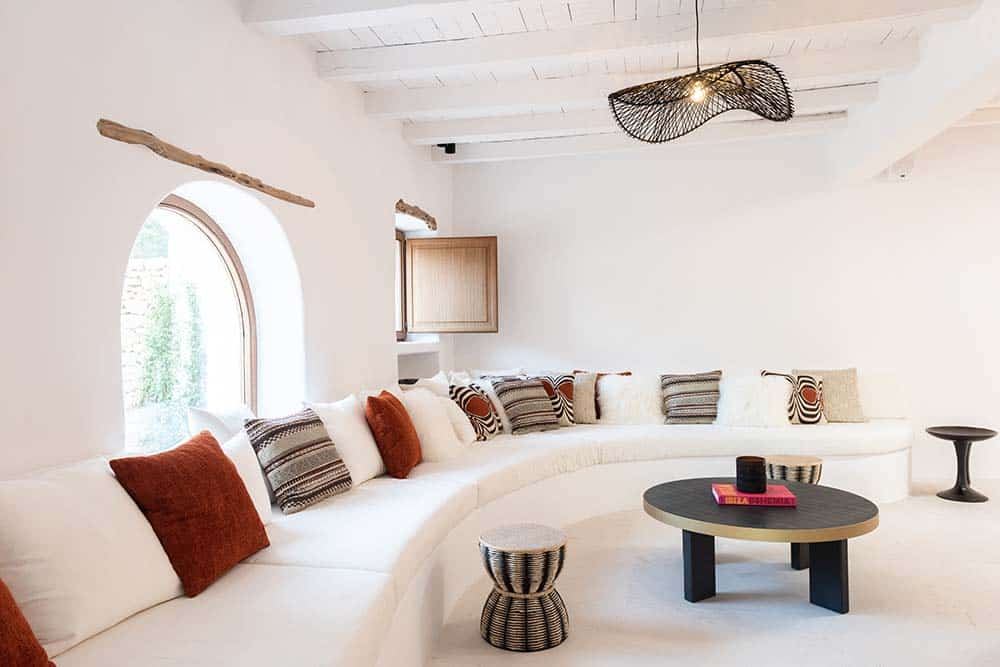 Can G Ibiza finca: shelving with architectural lighting (2)