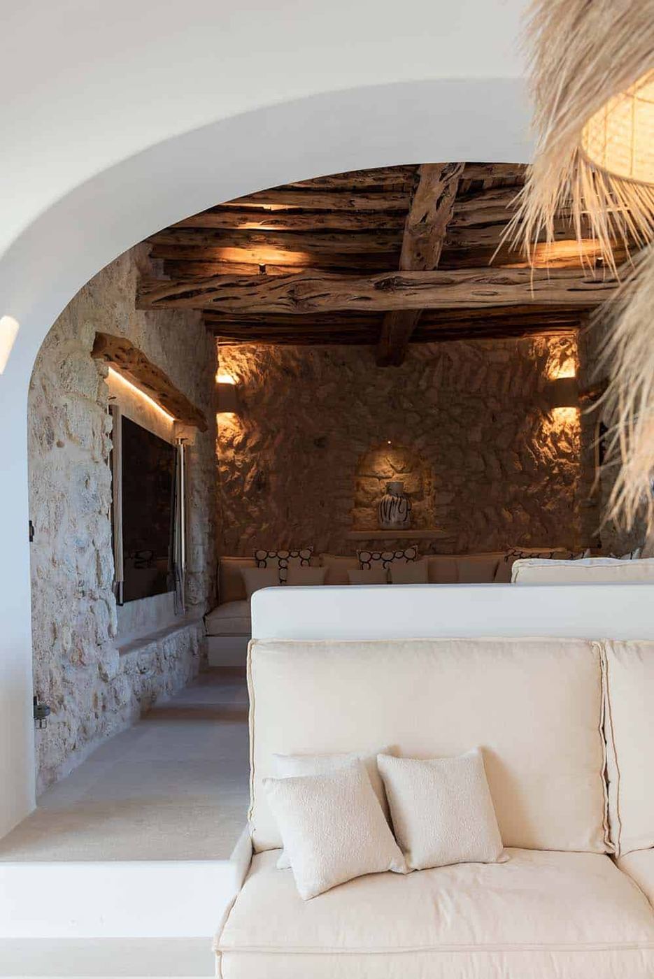 Can J Ibiza Finca: Lounge mit verstecktem Audio unter Holzbalkendecke