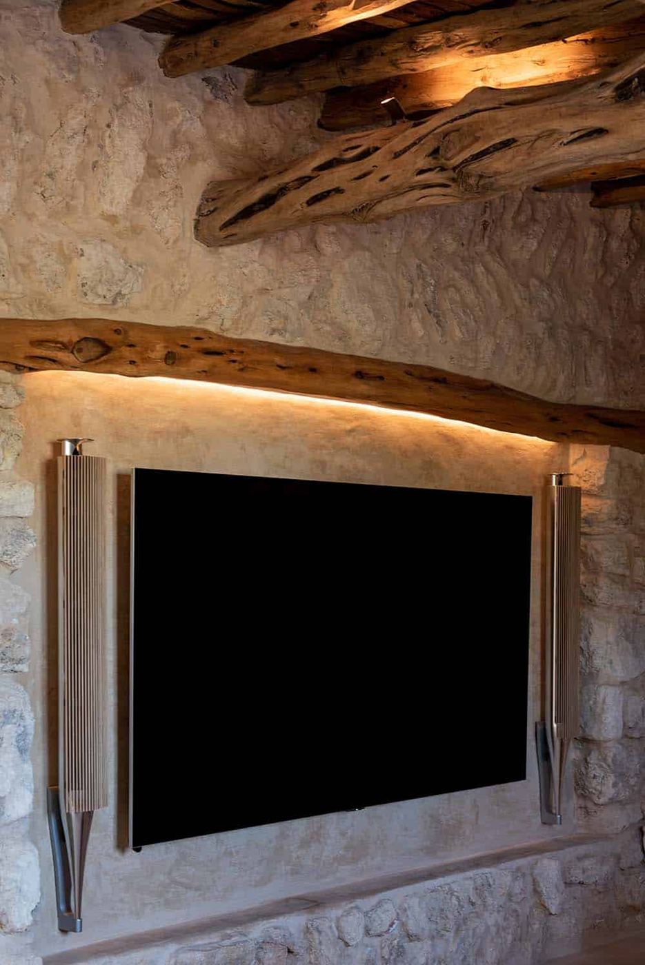 Can J Ibiza Finca: wandmontierter Fernseher in Steinmauer eingelassen