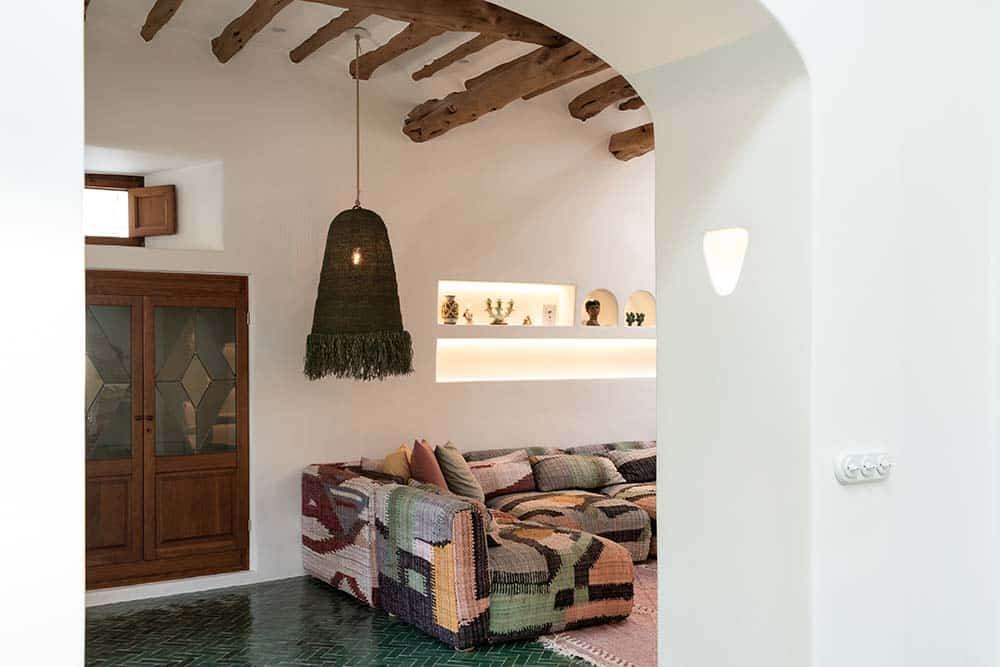 Can Ja Ibiza Finca: Lounge mit LED-Nischenbeleuchtung