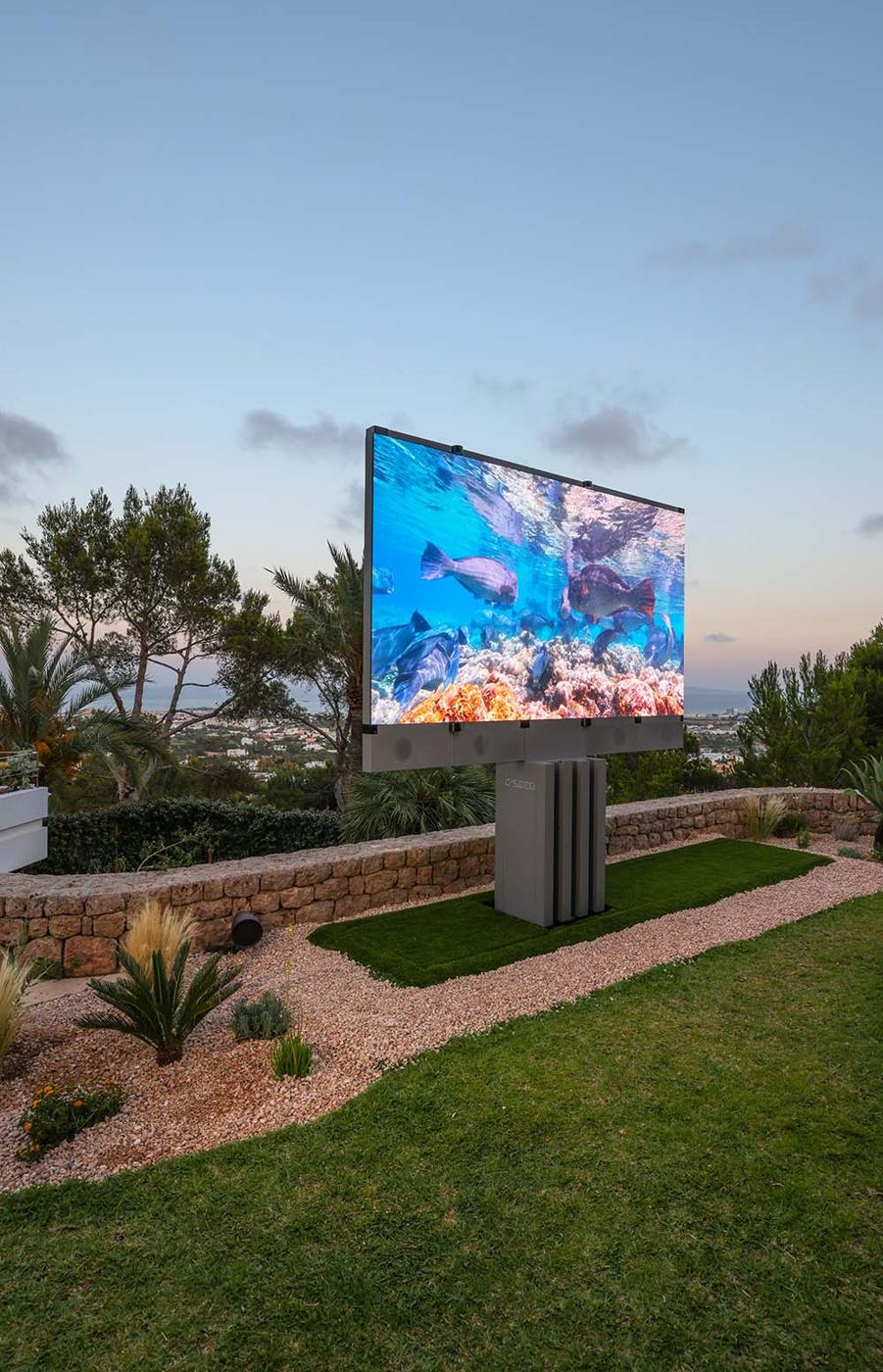 Can S Ibiza Mietvilla: Outdoor-TV im Garten bei Sonnenuntergang