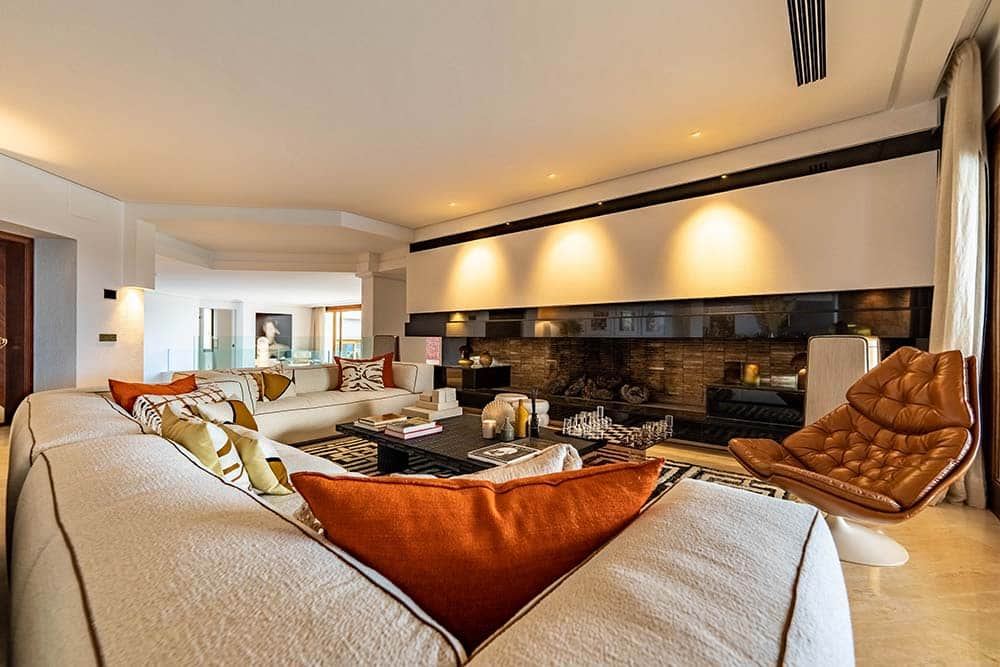 Can S Ibiza Mietvilla: versteckter TV mit Blick auf Sonnenliegen (2)