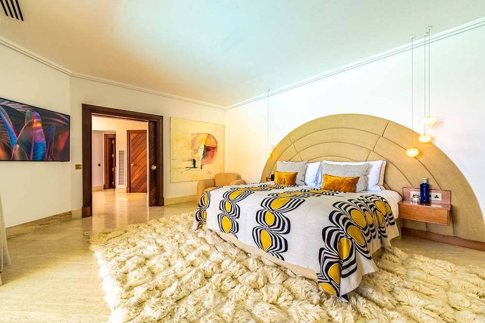 Can S Ibiza Mietvilla: Poolside-TV und Terrasse (2)